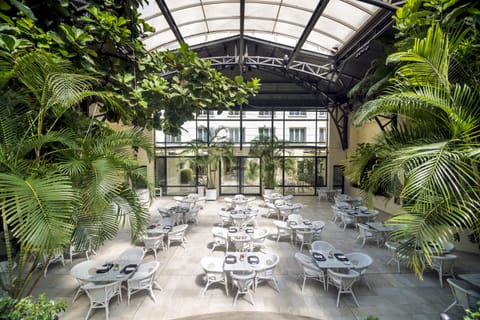 2 restaurants; breakfast and dinner served