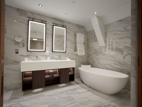 Luxury Suite | Bathroom | Hair dryer, towels