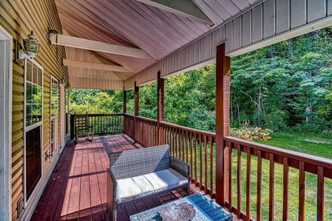 Enjoy your morning coffee  on the deck. Chalets in Pigeon Forge
