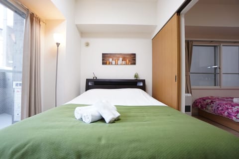 Room, Non Smoking | Bathroom | Separate tub and shower, free toiletries, hair dryer, towels