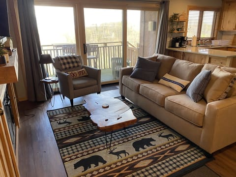 Wood burn fireplace, flat screen smart TV, sound bar, and great views!