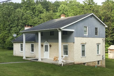 Saxton Vacation Rental | 3BR | 2BA | 3 Stories | 2,200 Sq Ft
