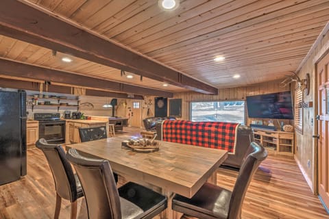 Dining Area | Dishware & Flatware Provided