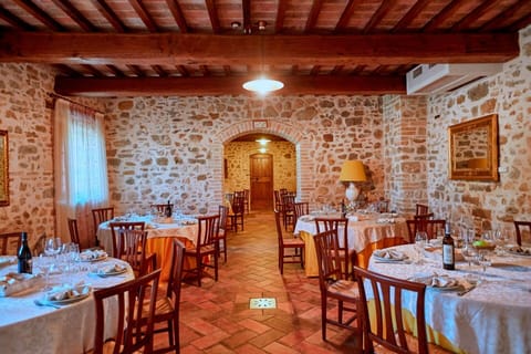 Table, Furniture, Property, Chair, Decoration, Tableware, Building, Tablecloth, Real Estate, Function Hall