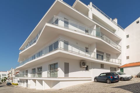 The Varandas do Sítio is a vacation rental apartment in Sítio da Nazaré, Portugal, ideal for couples. Located on the ground floor, it offers an accessible terrace for outdoor meals. With a capacity for 2 people, it has a double bedded room, a bathroom with a shower, and a kitchen integrated into the living room. Bed linens and towels are included, with extra services available for an additional fee.

Situated in Sítio da Nazaré, famous for its history and giant waves, the area has nearby restaurants and cafes. Supermarkets are a 5-minute drive away. Nazaré beach, a 15-minute walk or via the elevator, is known for its striped beach huts and lively waterfront, with fish vendors dressed in traditional costumes.

In addition to offering unforgettable beach holidays, Nazaré is close to sites classified as World Heritage in Portugal.