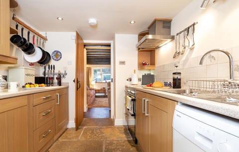 Cottage | Private kitchen | Fridge, microwave, oven, stovetop