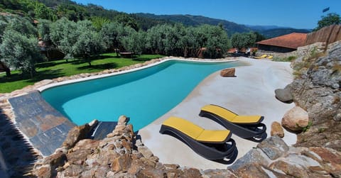 Piscina com vistas sobre as montanhas