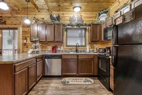 Eagle's Hangout's fully equipped kitchen