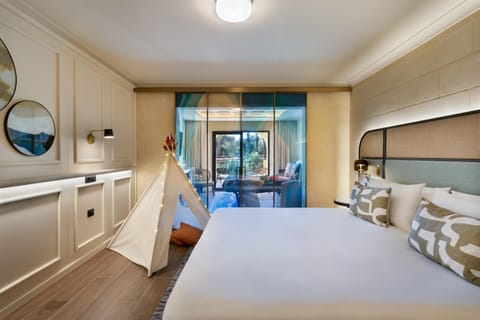 Family Room | 1 bedroom, hypo-allergenic bedding, minibar, in-room safe