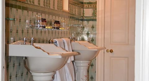 Classic Double or Twin Room | Bathroom sink