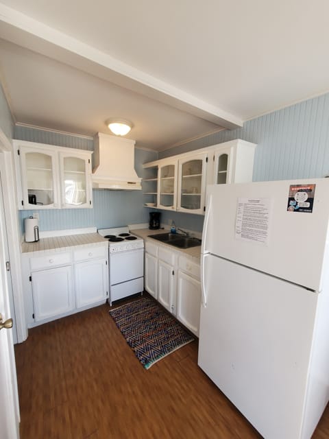 Full-size fridge, microwave, oven, stovetop