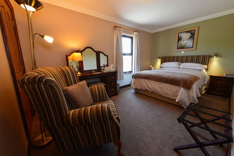 Double Room | Living area | 32-inch flat-screen TV with cable channels, TV