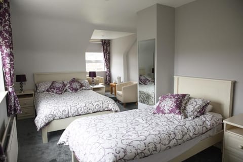 Family Room | Iron/ironing board, free WiFi