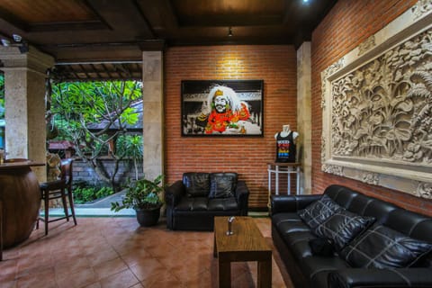 Breakfast, lunch, dinner served; international cuisine, alfresco dining