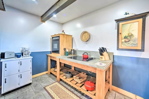 Well-Equipped Kitchen | Trash Bags/Paper Towels Provided