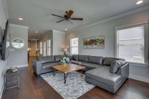 Stay in our twin home retreat in Edgehill is perfect for groups up to 20, just minutes from Downtown, 12South, Midtown, and Hillsboro Village.