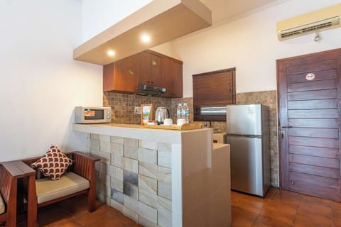 Junior Suite | Minibar, in-room safe, desk, iron/ironing board