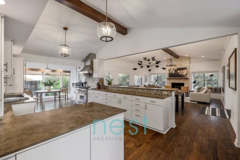 KITCHEN | lots of counter space