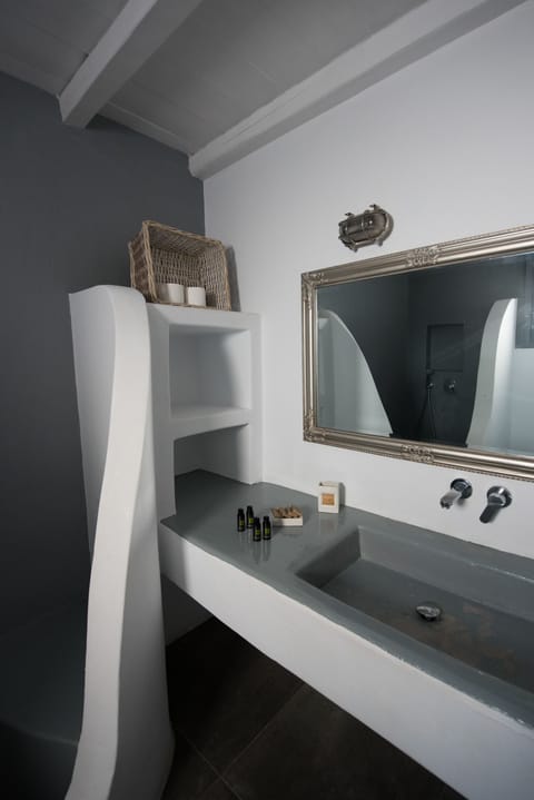 Superior Studio | Bathroom | Shower, hair dryer, towels, soap
