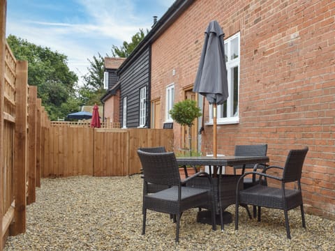 Outdoor area | Roe Cottage - White Hart Cottages, Hadleigh