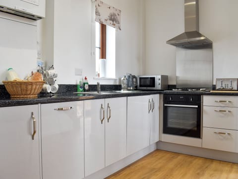 Kitchen | Fallow Cottage - White Hart Cottages, Hadleigh