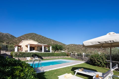 Stimulating pool surroundings.
