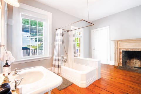 Deluxe Master Suite 4 | Bathroom | Hair dryer, soap, shampoo, toilet paper