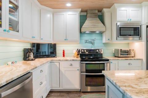 Double oven, wine fridge and commercial ice-maker  in Kitchen