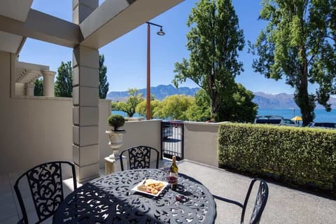 Scenic Patio with Lake Views
Relax on the patio while taking in stunning lake views and watching the kids enjoy the park just across the street, all within a short stroll to Queenstown’s vibrant town center.