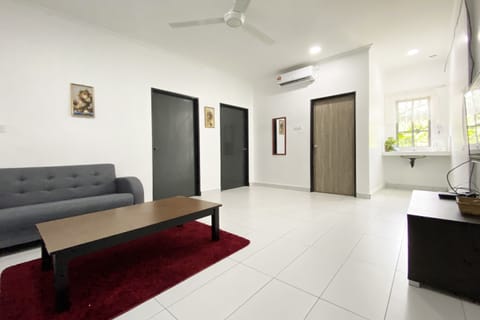 Family Room, Private Bathroom | Desk, free WiFi