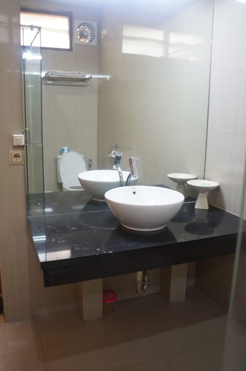 Combined shower/tub, free toiletries, towels