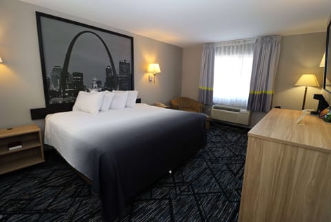 Standard Room, 1 King Bed, Refrigerator & Microwave | In-room safe, desk, laptop workspace, blackout drapes