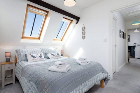 This is a single room apartment. It has 1 double bed.