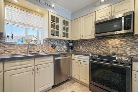 Family Tides - Holiday Isle - Kitchen