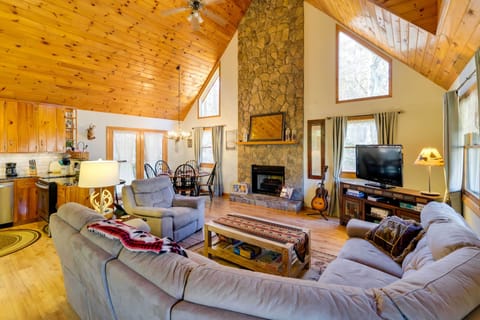 Murphy Vacation Rental | 2BR | 2BA | 1,230 Sq Ft | 2 Stories | Stairs Required