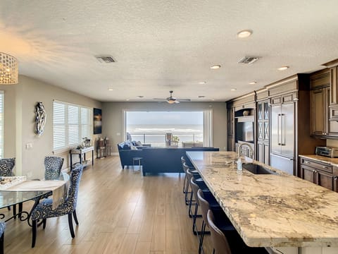 Views of the ocean from any dining spot!