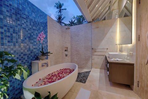 Luxury Villa, 5 Bedrooms, Beach View, Beachfront | Bathroom | Rainfall showerhead, free toiletries, hair dryer, bathrobes