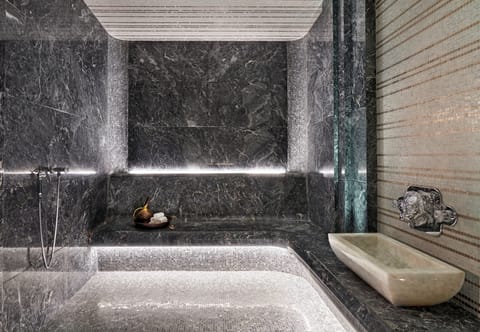 Couples treatment rooms, hot tub, body treatments, body scrubs, facials