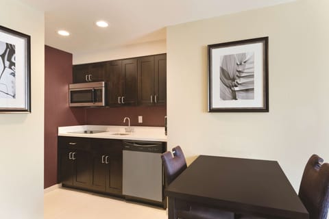 Full-size fridge, microwave, stovetop, dishwasher