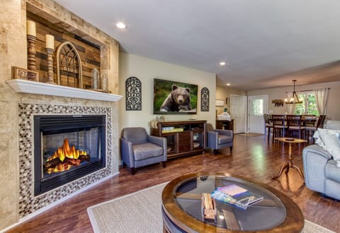 Panoramic Cabin, 4 Bedrooms, Mountain View | Living room | 55-inch Smart TV with digital channels, TV