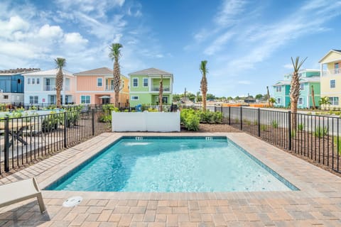 Stunning private pool of the cottage in Florida - Dive into a refreshing poolside escape - Soak up the ambiance with a dip in stunning pool - Crystal-clear pool for refreshing dips