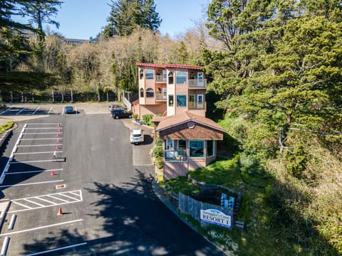 Nestled in the trees Smugglers is private yet in walking distance to shops and restaurants.