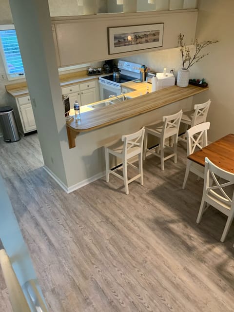 Bar seating, Kitchen & Dining