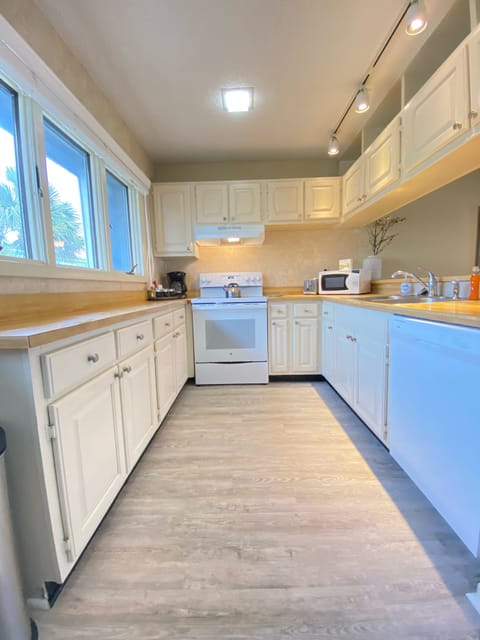 Fully stocked kitchen w/new oven and new dishwasher 