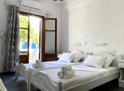 Basic Studio | Memory foam beds, in-room safe, desk, soundproofing