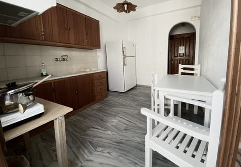 Basic Apartment | Private kitchen | Mini-fridge, cookware/dishes/utensils, cleaning supplies