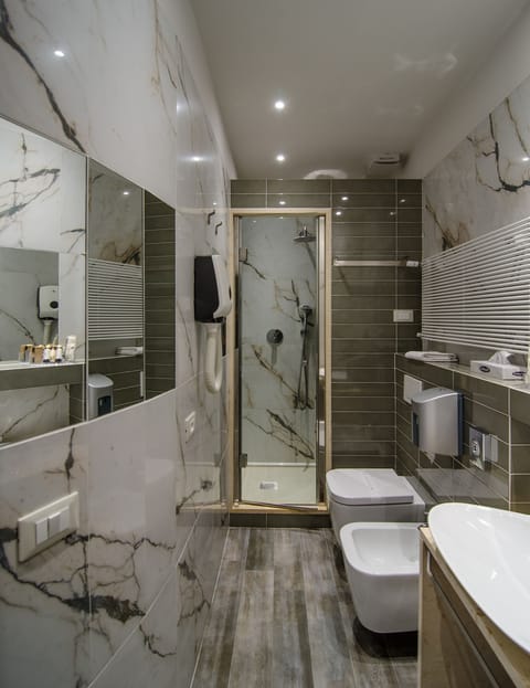 Shower, rainfall showerhead, free toiletries, hair dryer