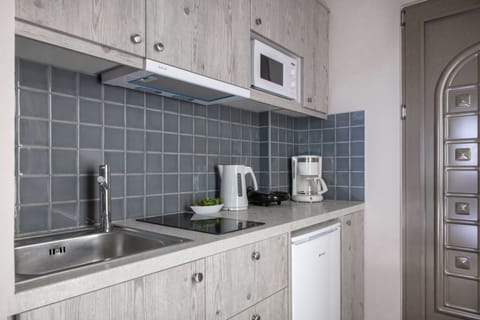 Executive Studio | Private kitchenette | Mini-fridge, microwave, stovetop, coffee/tea maker