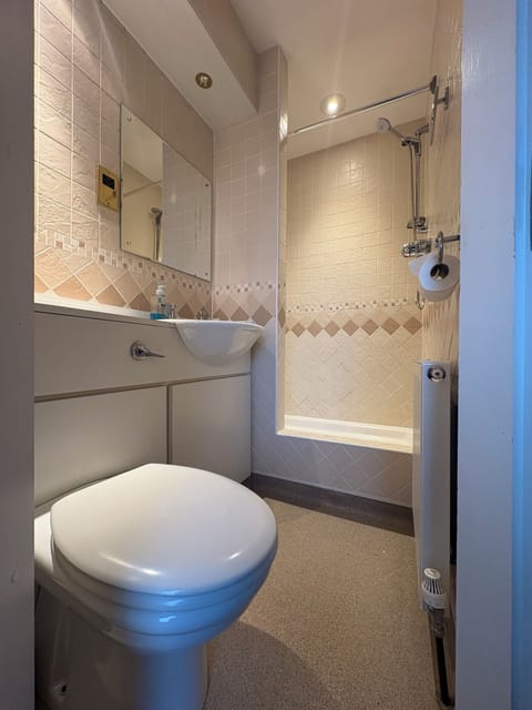 Standard Double Room | Bathroom | Shower, towels