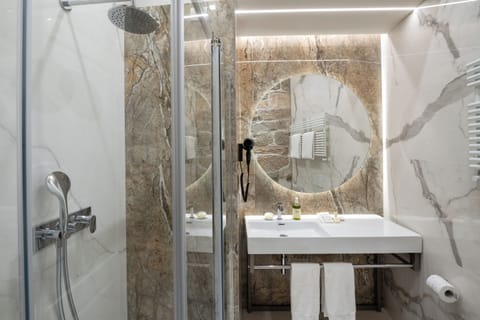 Double Room (dependance) | Bathroom | Shower, free toiletries, hair dryer, bathrobes